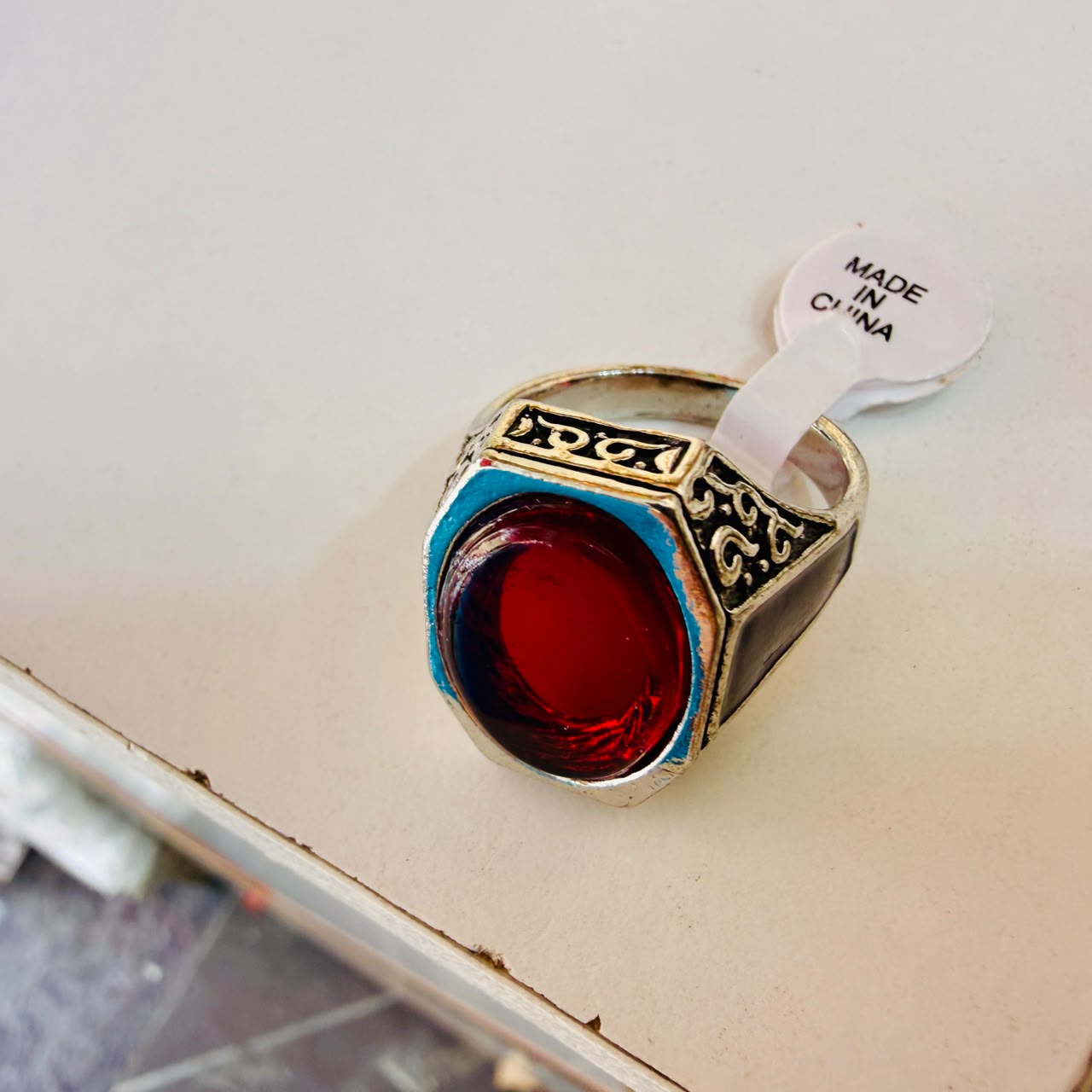 Chevalière pière rouge zr