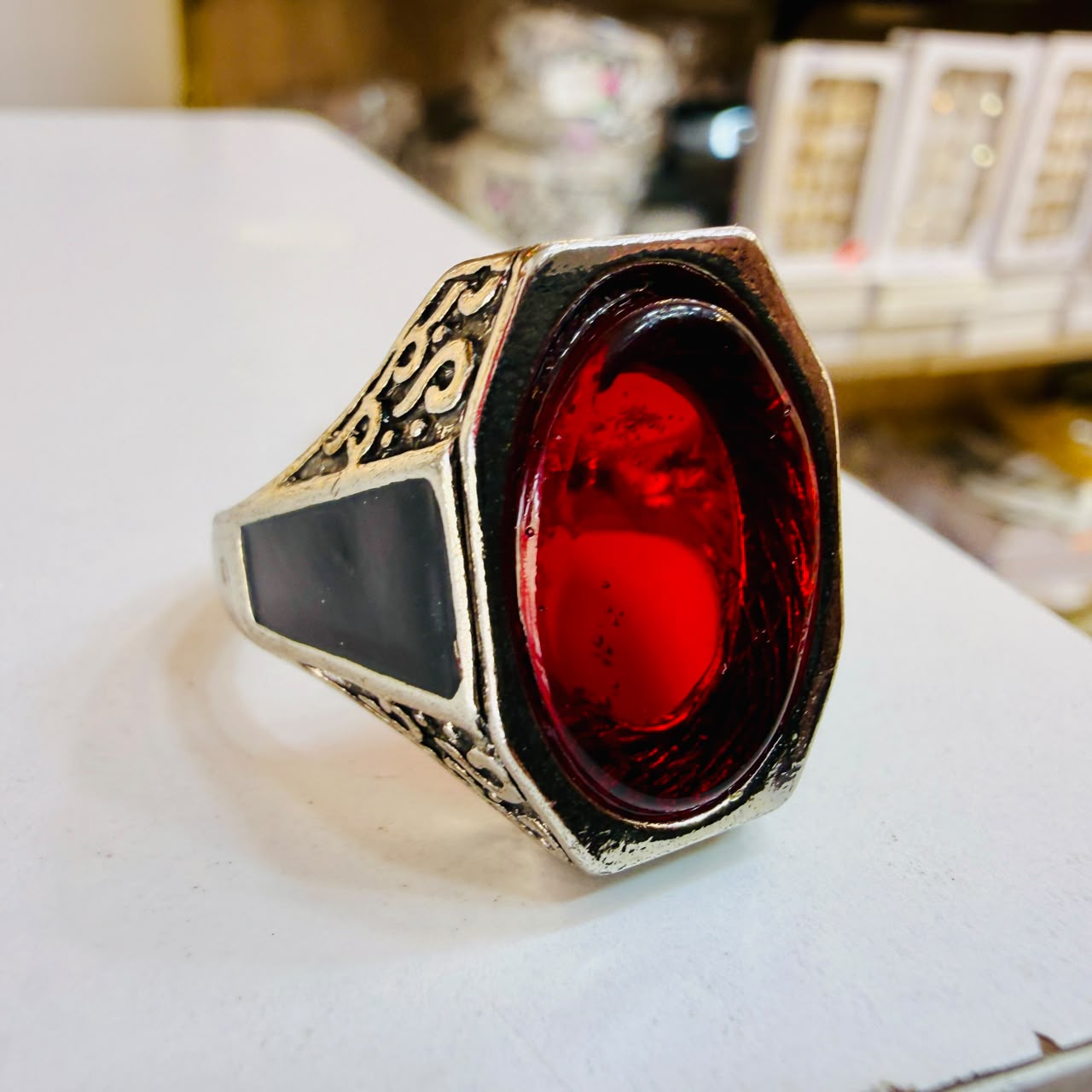 Chevalière pière rouge zr