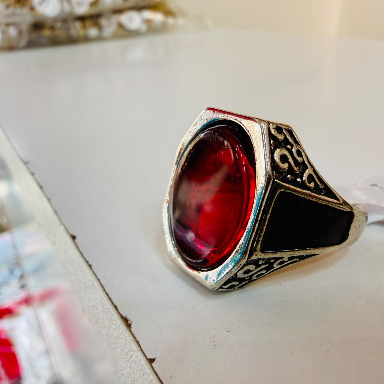Chevalière pière rouge zr